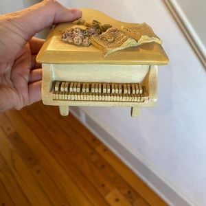 Piano jewelry holder